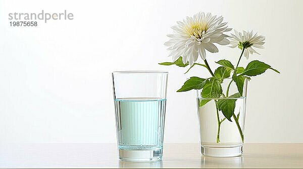 Ein klares Wasserglas neben einer Vase mit weißen Blumen vor einem hellen Hintergrund  der eine minimalistische Stimmung vermittelt  die Ai erzeugt hat