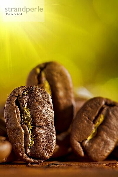 Makroaufnahme von Kaffeebohnen auf unscharfem Hintergrund