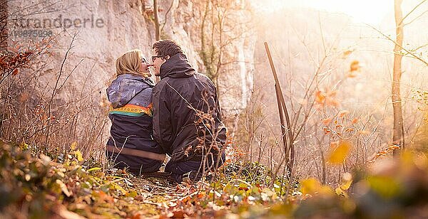 Verliebtes Paar genießt die Aussicht auf die Berge  schöne Landschaft mit Sonnenuntergang  Herbst