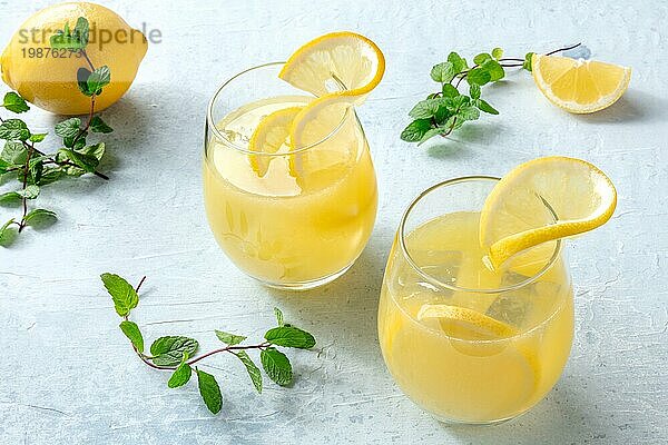 Limonade. Hausgemachtes frisches Zitronengetränk. Frisches Getränk. Erfrischender Zitruseistee. Gesundes Sommergetränk. Natürliche Entgiftungsdiät