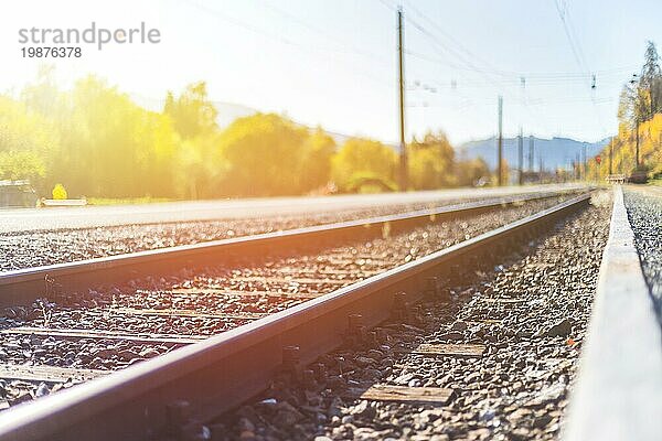 Landschaft einer alten verlassenen Eisenbahn im Herbst. Warmes Licht  nachhaltiges Reisen