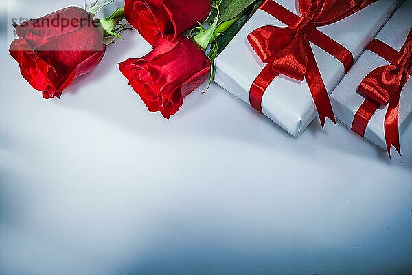 Wrapped Geschenkboxen natürlichen Rosen auf weißem Hintergrund