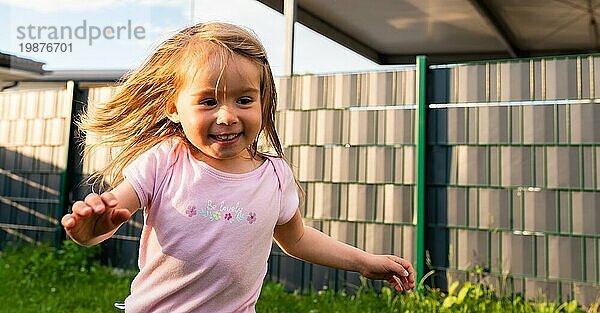 Junge 12 18 Monate kaukasischen Baby Mädchen läuft im Hinterhof. Sommertag