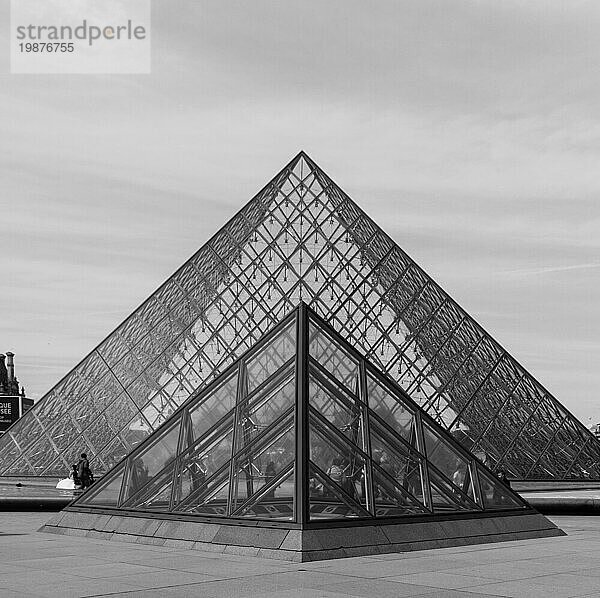 Ein Schwarzweißbild der Pyramiden vor dem Louvre