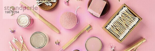 Plastikfreie  abfallfreie Kosmetika  Panorama Flachlegung auf einem rosa Hintergrund. Zahnbürsten aus Bambus  Wattestäbchen  Konjac Schwamm  natürliche Bio Produkte