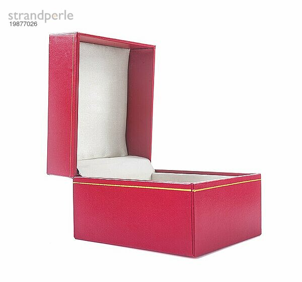 Geöffnete Geschenkbox mit roten weichen strukturierten Leder vor weißem Hintergrund abgedeckt
