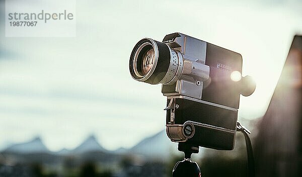 Vintage alte Filmkamera  draußen  Sonnenuntergang