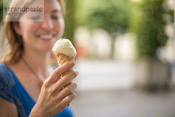 Junges Mädchen genießt Eis im Sommer  unscharf