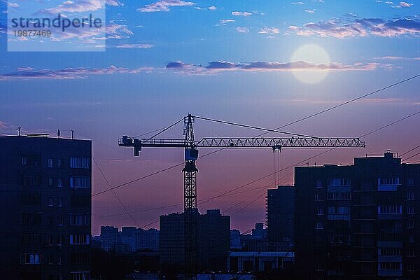 Baukran Silhouette gegen Stadt Skyline  Vollmond über Nacht Stadt