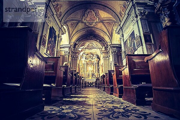 Beeindruckende katholische Kirche in Italien mit antiken Holzbänken und einem schönen Altar