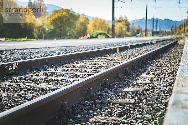 Landschaft einer alten verlassenen Eisenbahn im Herbst. Warmes Licht  nachhaltiges Reisen