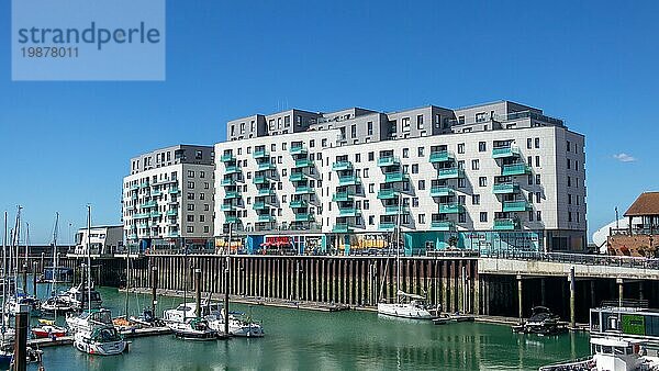Brighton  East Sussex  Vereinigtes Königreich  AUGUST 5  2022 : Blick auf neue Wohnungen im Jachthafen von Brighton am 5. August 2022. Nicht identifizierte Personen