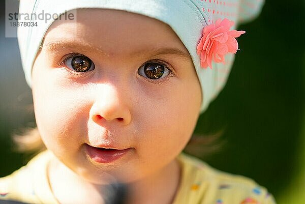 Little Baby Girl Porträt im Freien. Cute Child über die Natur Hintergrund Blick in die Kamera. Kopieren Sie Platz auf der rechten Seite