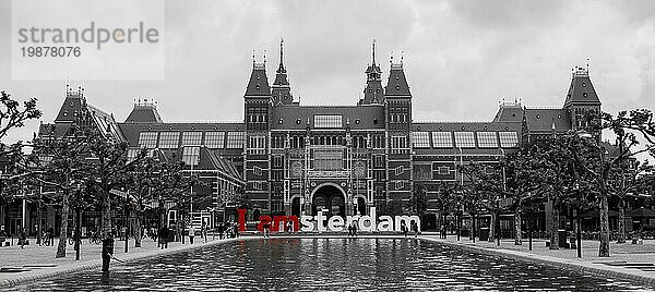 Ein Schwarzweißbild des I amsterdam Zeichens in Amsterdam