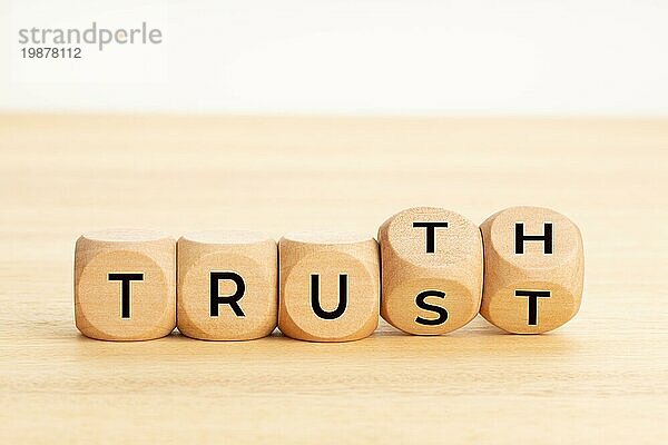 Konzept Wahrheit oder Vertrauen . Text auf Holzblöcken. Weißer Hintergrund. Platz zum Kopieren