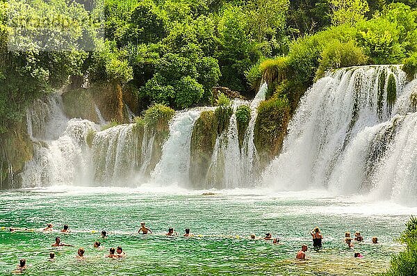 Kroatien  21. Juli 2014: Touristen schwimmen in der Nähe von Wasserfällen in kristallklarem Wasser. Touristisches Ziel im dalmatinischen Nationalpark Krka  ein Ort  den man besuchen sollte  Europa