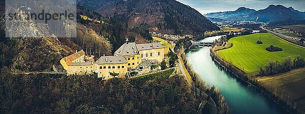 Luftaufnahme der Burg Rabenstein bei Frohnleiten  Österreich  Steiermark. Panorama Landschaft. Reiseziel  Europa