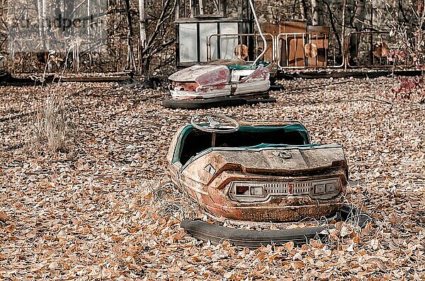 Autos und niemand in einem verlassenen Vergnügungspark in Tschernobyl Ukraine Herbst