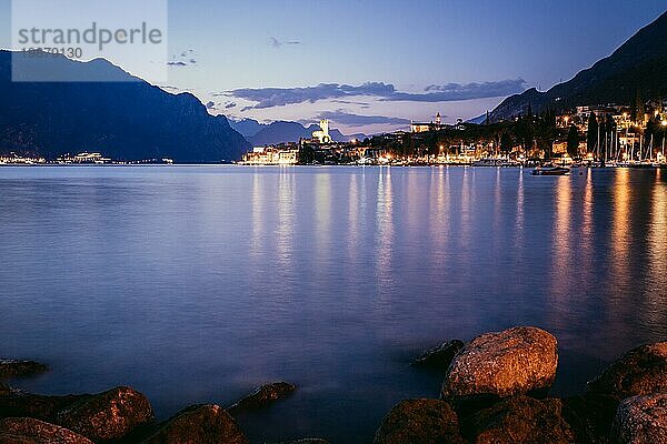 Schöne Nachtlandschaft mit niedlichem kleinen Dorf  Gardasee  Italien. Steine im Vordergrund