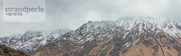 Ein Bild des Kazbegi Gebirges an einem nebligen Tag