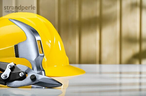 Hammer und Metallschneider mit Helm