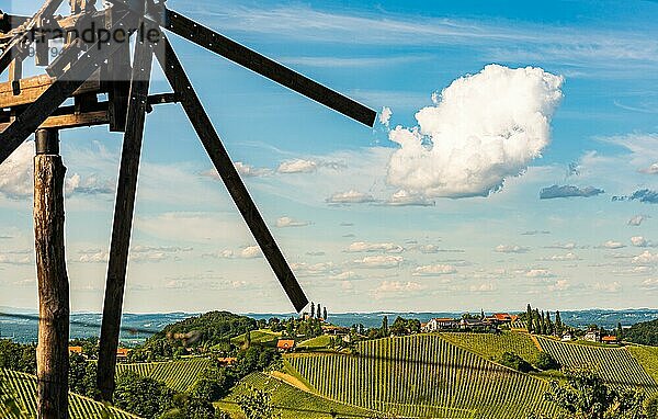 Weinberge berühmtes Ziel Österreichs Weinstraße in der Südsteiermark im Sommer. Blick auf eine Windmühle auf einem Weinberg. Grenze zu Slowenien. Weinland im Sommer. Touristisches Ziel. Grüne Hügel und Feldfrüchte