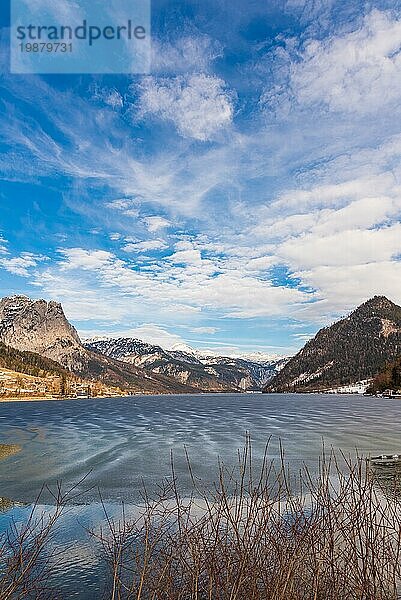 Klare kalte Landschaft mit blauem Himmel am Grundlsee  Österreich  Winter  zugefrorener See. Touristisches Ziel  Europa