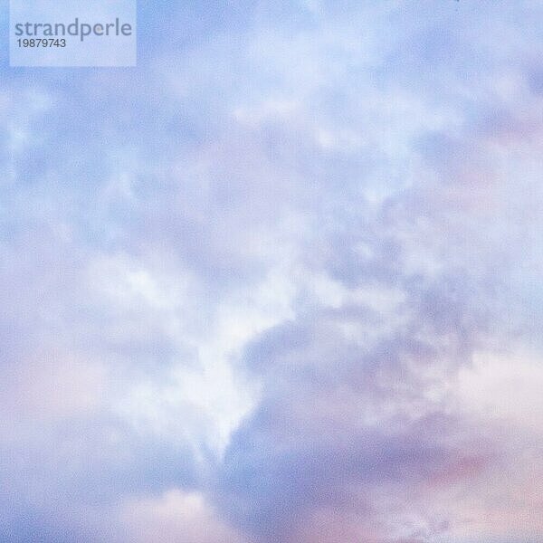 Abstrakter romantischer pastellfarbener Hintergrund. Lila Himmel  getöntes Bild  quadratischer Rahmen für ein Zitat