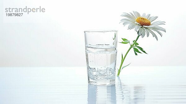 Ein einzelnes weißes Gänseblümchen neben einem Glas Wasser auf einer spiegelnden Oberfläche  das ein Gefühl von Reinheit und Einfachheit hervorruft  das Ai erzeugt hat