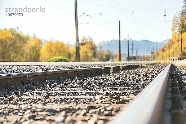 Landschaft einer alten verlassenen Eisenbahn im Herbst. Warmes Licht  nachhaltiges Reisen