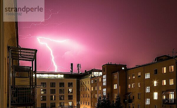 Blitz am bewölkten Himmel  städtisches Stadtleben mit Gebäuden  Österreich  Europa