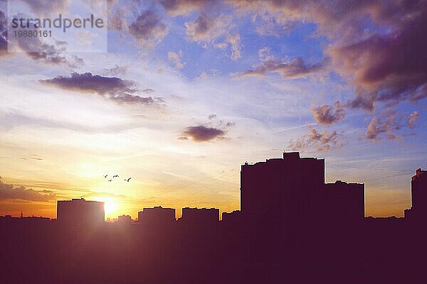 Skyline der Stadt mit Silhouetten von Gebäuden im Sonnenuntergang