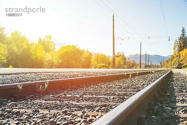 Landschaft einer alten verlassenen Eisenbahn im Herbst. Warmes Licht  nachhaltiges Reisen