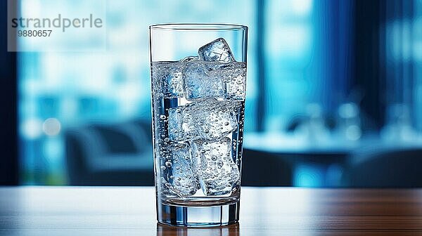 Ein mit Eiswürfeln gefülltes Glas auf einem Tisch  das ein Gefühl von kalter Erfrischung vermittelt  bei Innenbeleuchtung mit unscharfem Hintergrund Ai generated