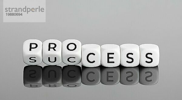 Prozess zum Erfolg Konzept. Würfelblöcke  die das Wort Prozess zum Erfolg umdrehen