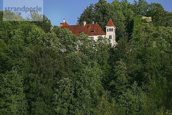 Schloss Klingenstein  historisches Gebäude  Architektur  Bäume  üppiges Grün  friedlichen  idyllische Landschaft  Schlösschen im Blautal  Blaustein  Baden-Württemberg  Deutschland  Europa