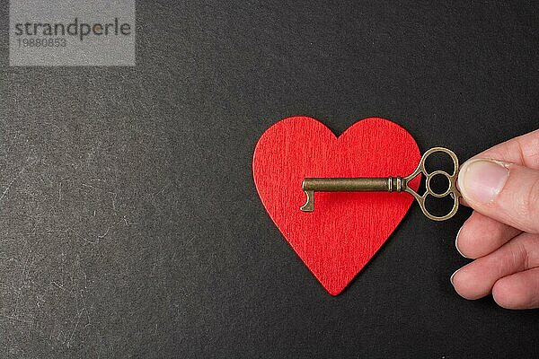 Herzform Symbol und ein Schlüssel als Liebe Symbol und Romantik Konzept