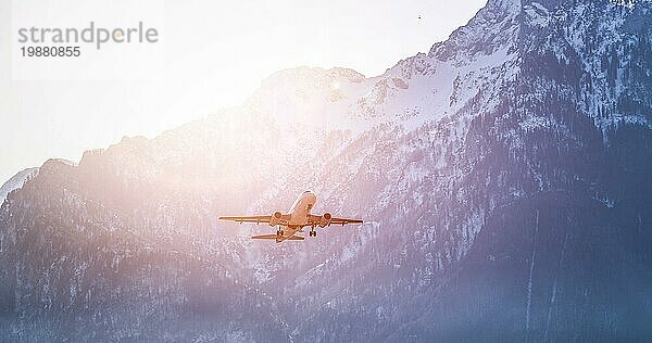 Flugzeug hebt ab  idyllische Bergkette im Hintergrund