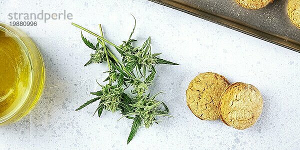 Ein Panorama von Cannabis Butterkeksen mit Marihuanaknospen und Cannaöl  hausgemachte gesunde Kekse  Luftaufnahme