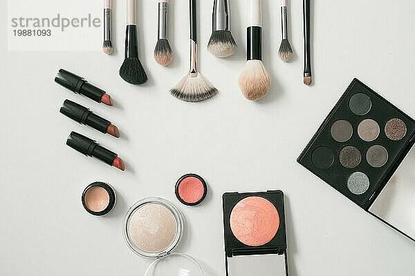 Set von Make up Pinsel und anderes Zubehör. Lippenstift  Wimperntusche  Nagellack  Lidschatten  Puder  Wimpern und Foundation. Produkte für Make up auf weißem Hintergrund  Draufsicht