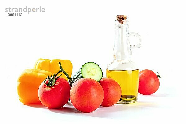 Frische Tomaten  Paprika  eine Gurke und Olivenöl  Zutaten für Gazpacho  Seitenansicht auf weißem Hintergrund