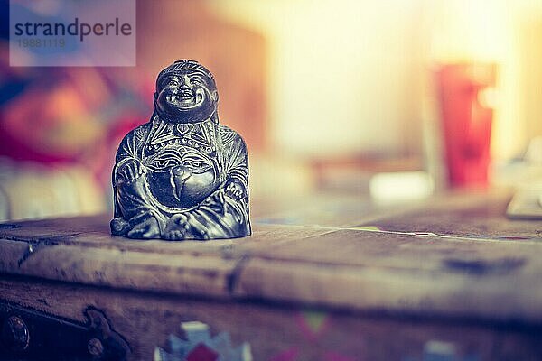 Feng Shui: Buddhastatue auf einem Tisch im eigenen Wohnzimmer