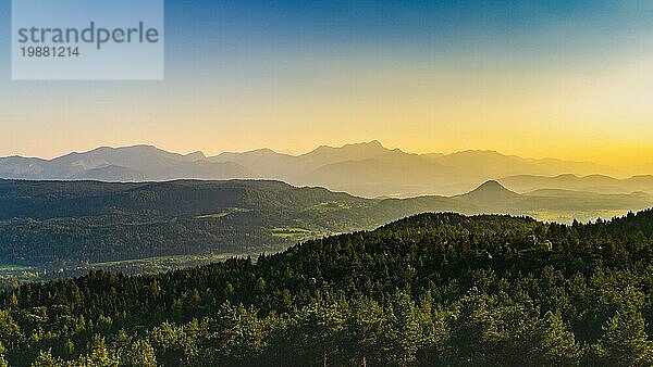 Berge in Karnten Österreich. Blick vom Pyramidenkogelturm auf Wälder und die Umgebung. Touristisches Ziel