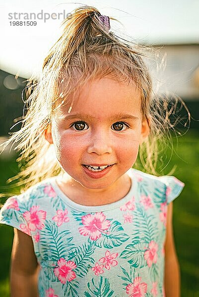 Schöne Baby Mädchen Porträt  grünen Hof. 23 Jahre altes Kind in der Natur am sonnigen Sommertag