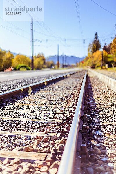 Landschaft einer alten verlassenen Eisenbahn im Herbst. Warmes Licht  nachhaltiges Reisen