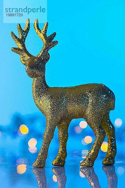 Weihnachten oder Neujahr goldenen Rentier  blau und türkis Bokeh Hintergrund mit Lichtern