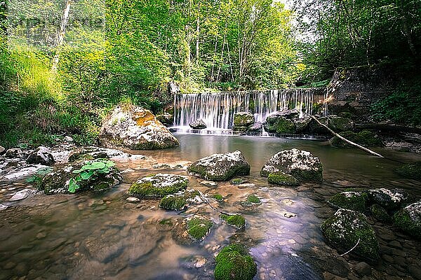 Schöner Bergwasserfall im Wald  Langzeitbelichtung. Österreich