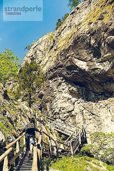 Mixnitz  Pernegg Mur  Steiermark  Österreich  18.05.2017: Blick auf Wasserfallweg entlang Bergbach. Menschen gehen entlang des Baches auf einer Holzbrücke. Touristischer Ort. Reiseziel  Europa