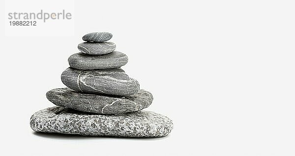 Balancierende Steine vor weißem Hintergrund mit Kopierraum. Balancierende Kieselsteine. Leben Gleichgewicht und Harmonie Konzept