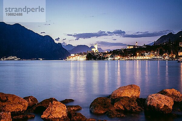 Schöne Nachtlandschaft mit niedlichem kleinen Dorf  Gardasee  Italien. Steine im Vordergrund